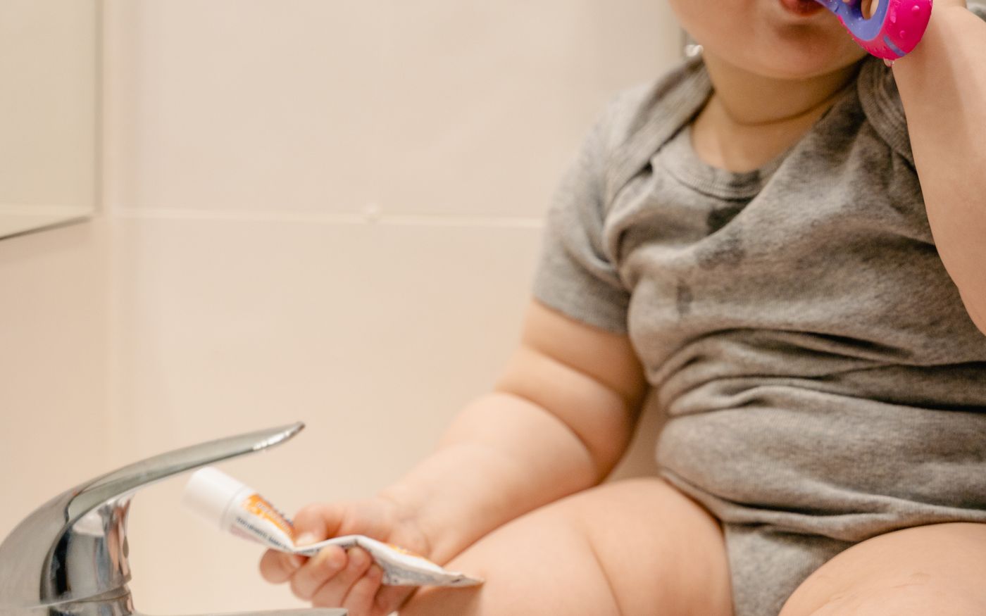 Baby zahnt: Symptome und erste Zähne richtig begleiten