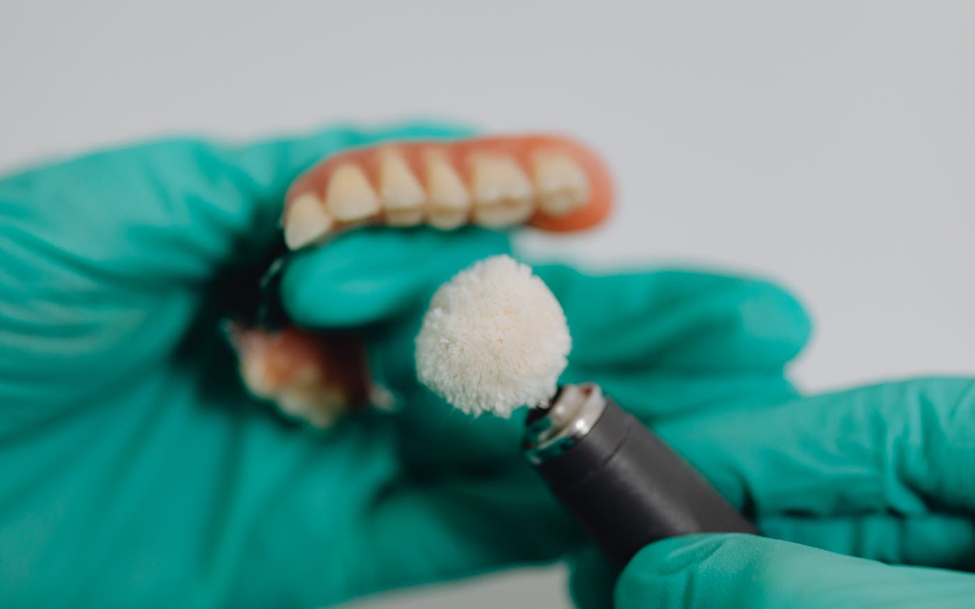 Zahnprothese drückt: Druckstellen richtig einordnen